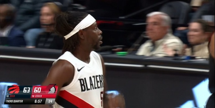 8868体育官网-廉颇老矣？霍勒迪背运上篮&amp;连中三分球 个人独得8分追上比分