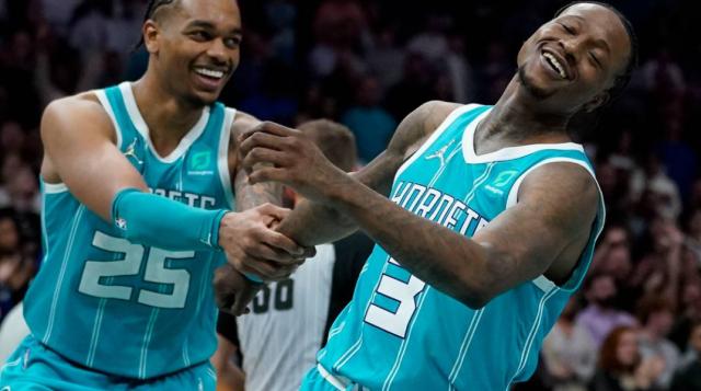 8868体育平台-乔丹的篮球迷要被抢走啦 隔壁足球队完成主场首秀